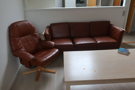 Sofa med bord og lænestol