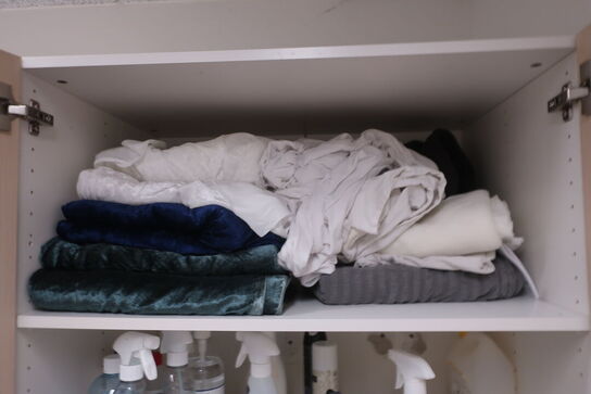 Indhold på bord og hylder