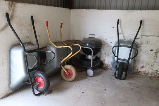 3 stk. trillebører samt kuglegrill