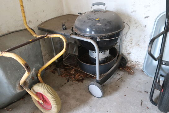 3 stk. trillebører samt kuglegrill