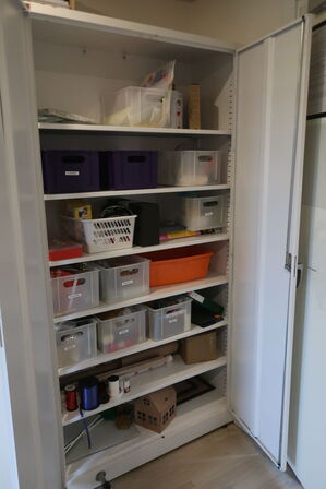 Stålskab med indhold