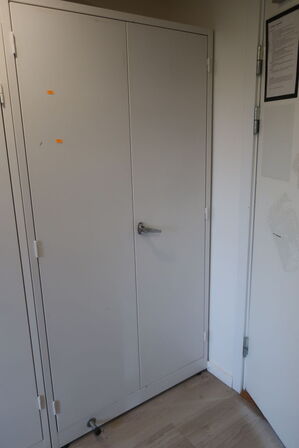 Stålskab med indhold