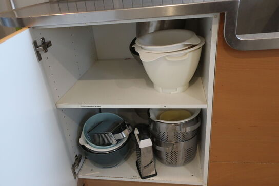 Indhold i skuffer samt skabe