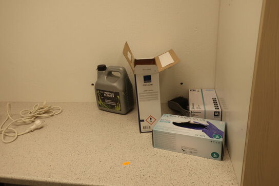 Indhold på bord og hylder