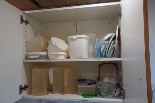 Indhold i skuffer samt skabe