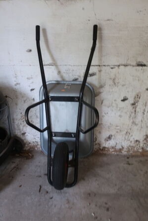 3 stk. trillebører samt kuglegrill