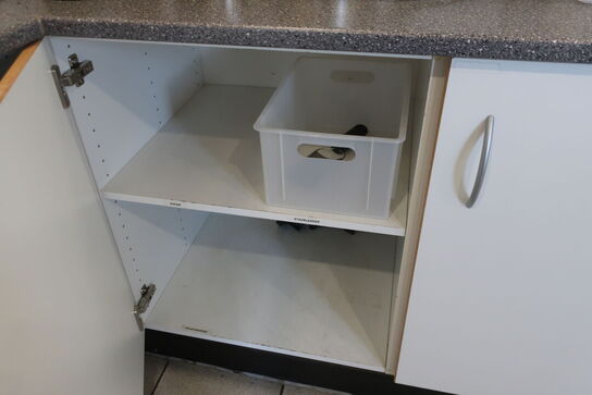 Indhold i skuffer samt skabe