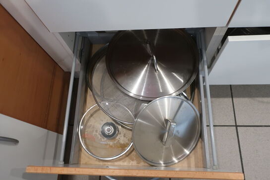 Indhold i skuffer samt skabe