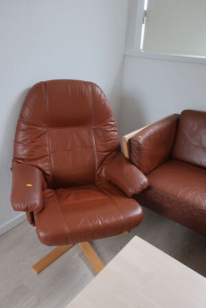 Sofa med bord og lænestol