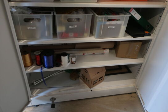 Stålskab med indhold