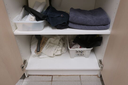 Indhold på bord og hylder