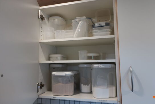 Indhold i skuffer samt skabe