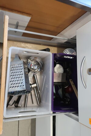 Indhold i skuffer samt skabe