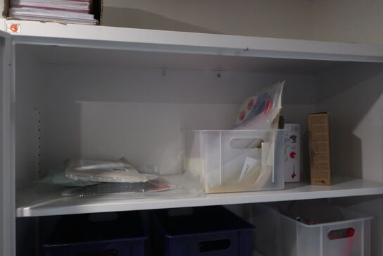 Stålskab med indhold