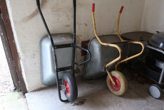 3 stk. trillebører samt kuglegrill