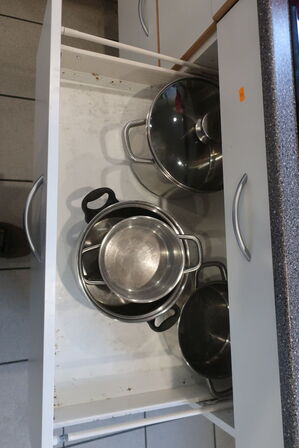 Indhold i skuffer samt skabe