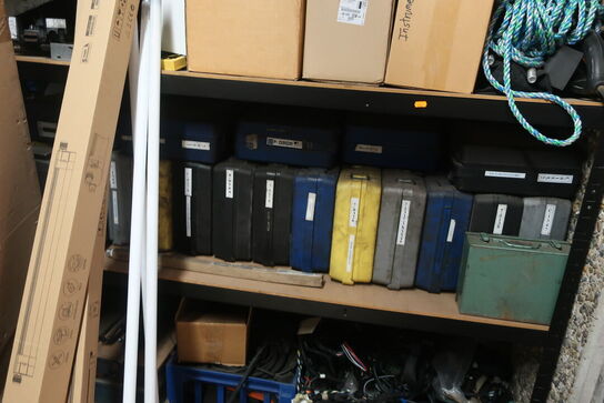 Reol med indhold samt støvsugere