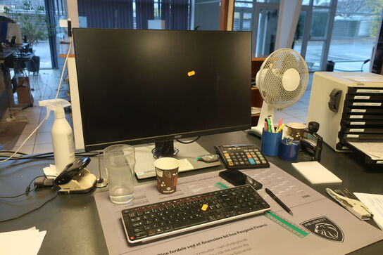 El. hæve/sænke skrivebord med indhold samt kontorstol