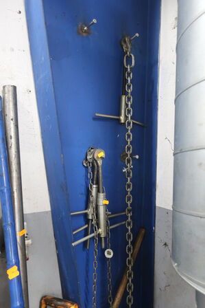 Koste, skovle, opretterudstyr m.v. 