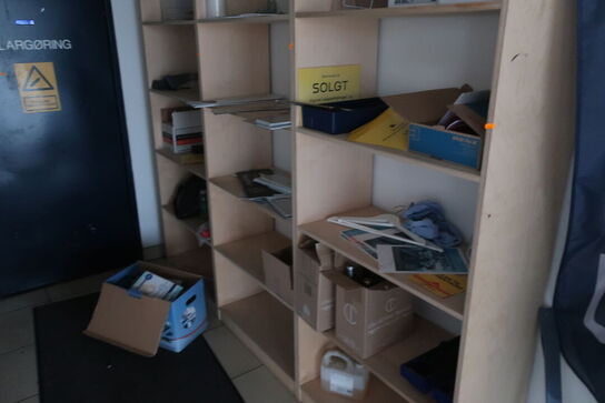 3 stk. reoler med indhold