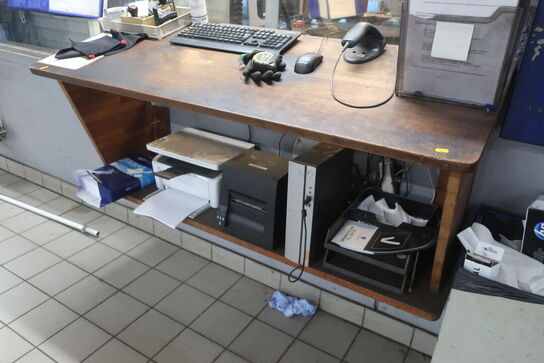 Arbejdsbord med indhold (læs beskrivelse)