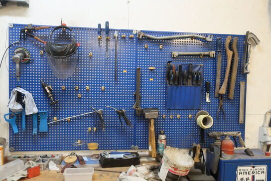 Værkstedsbord med indhold samt tavle med indhold