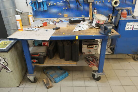 Værkstedsbord med indhold samt tavle med indhold