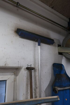 Kost, svaber, skovl m.v. 