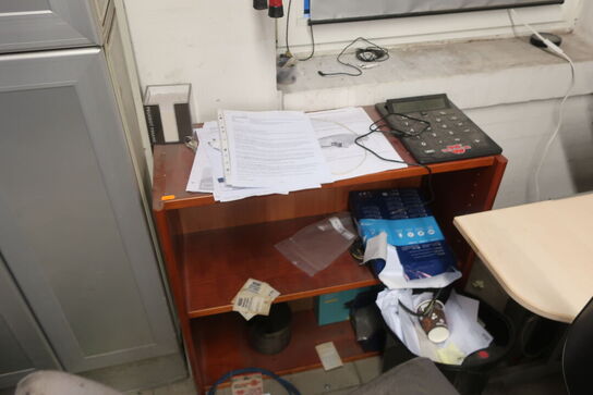 Skrivebord med indhold samt 2 stk. kontorstole