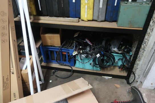 Reol med indhold samt støvsugere