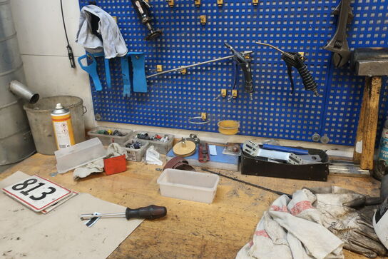 Værkstedsbord med indhold samt tavle med indhold