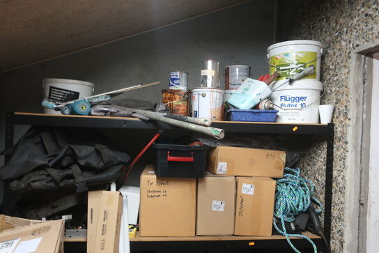 Reol med indhold samt støvsugere