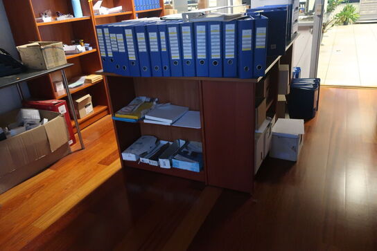 Bord med skabe uden indhold