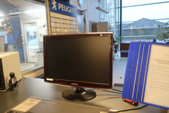 El. hæve/sænke skrivebord med indhold samt kontorstol