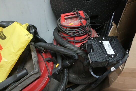 Reol med indhold samt støvsugere