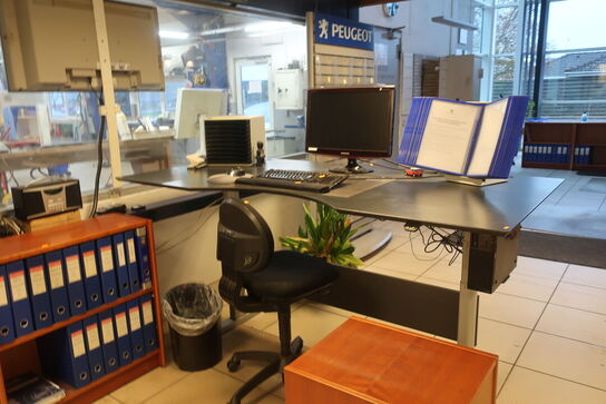 El. hæve/sænke skrivebord med indhold samt kontorstol