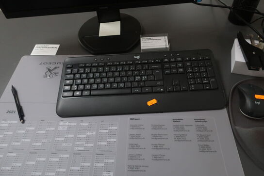 El. hæve/sænke skrivebord med indhold samt kontorstol