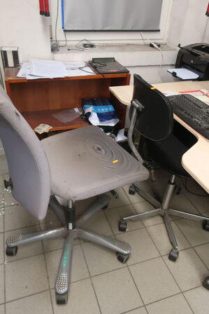 Skrivebord med indhold samt 2 stk. kontorstole