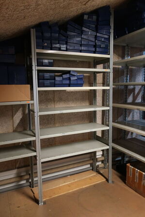 9 fag lagerreoler uden indhold samt ekstra hylder