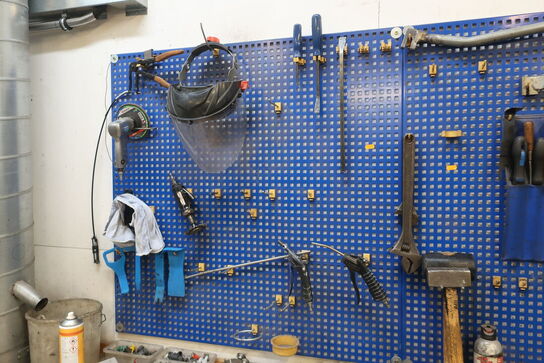 Værkstedsbord med indhold samt tavle med indhold