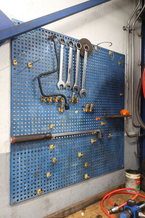 Arbejdsbord samt tavle med indhold