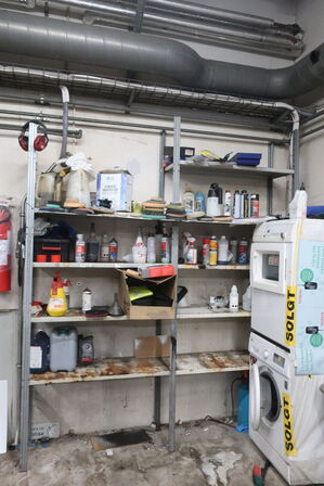 3 stk. reoler med indhold