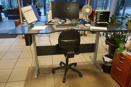 El. hæve/sænke skrivebord med indhold samt kontorstol