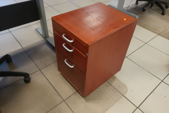 2 stk. reoler samt 2 stk. skuffemoduler