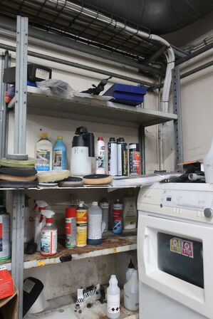 3 stk. reoler med indhold