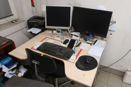 Skrivebord med indhold samt 2 stk. kontorstole