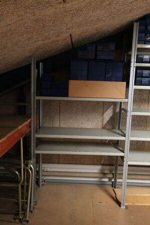 9 fag lagerreoler uden indhold samt ekstra hylder