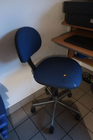 Skrivebord med indhold samt kontorstol