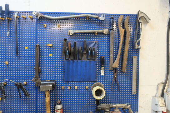 Værkstedsbord med indhold samt tavle med indhold