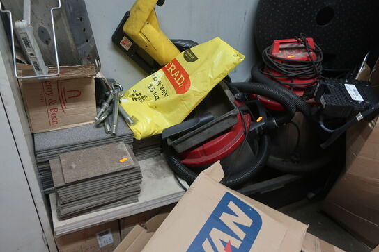 Reol med indhold samt støvsugere